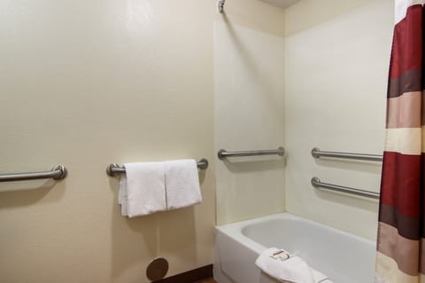 Combined shower/tub, free toiletries, hair dryer, towels