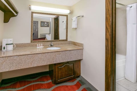 Combined shower/tub, jetted tub, free toiletries, hair dryer