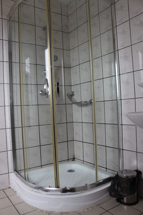 Standard Room | Bathroom | Combined shower/tub, free toiletries, towels