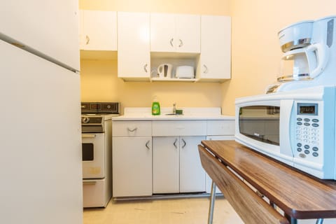 Studio, 2 Queen Beds | Private kitchen | Fridge, microwave, coffee/tea maker