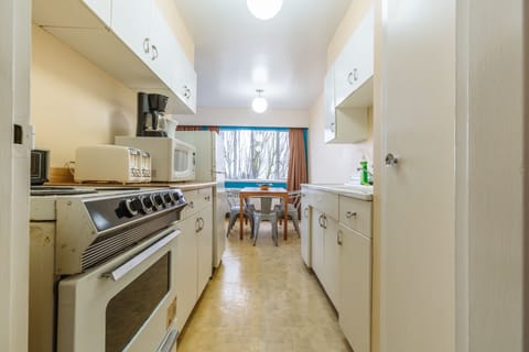 Suite, 1 Bedroom | Private kitchen | Fridge, microwave, coffee/tea maker