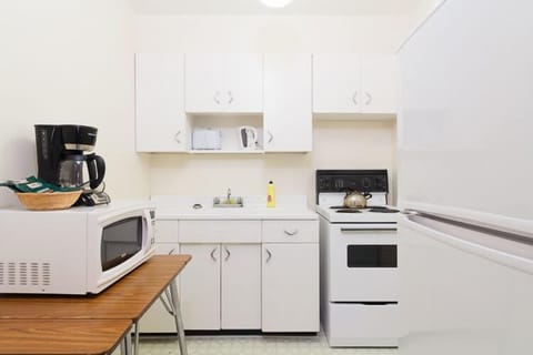 Single Room | Private kitchen | Fridge, microwave, coffee/tea maker