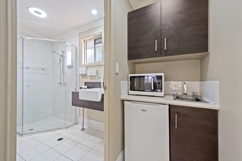 Executive Queen | Private kitchen | Mini-fridge, microwave, coffee/tea maker, electric kettle