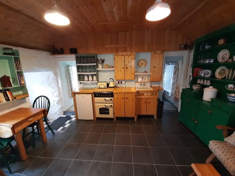 Cottage | Private kitchen | Fridge, oven, stovetop, electric kettle