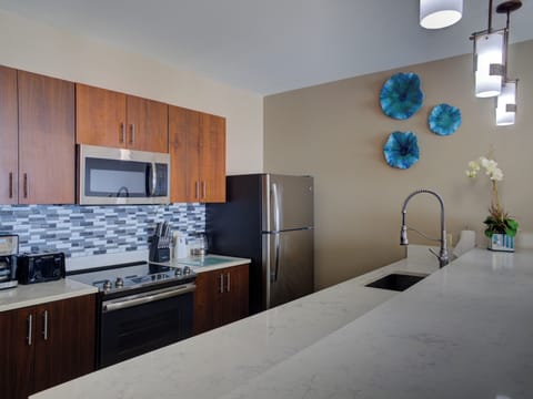 Panoramic Condo, 3 Bedrooms, Ocean View | Private kitchen | Fridge, microwave, oven, stovetop