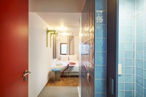 Vertical Swimming Pool | Iron/ironing board, free WiFi, bed sheets