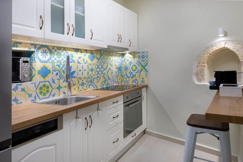 Design Apartment | Private kitchen | Full-size fridge, microwave, oven, stovetop