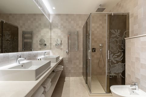 Studio Suite | Bathroom | Bathtub, towels