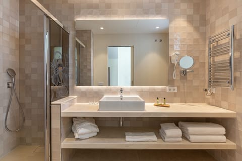 Deluxe Room | Bathroom | Bathtub, towels