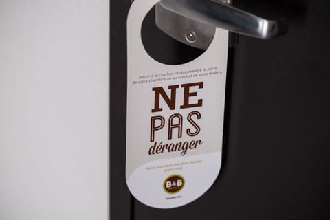 Desk, soundproofing, free WiFi, bed sheets