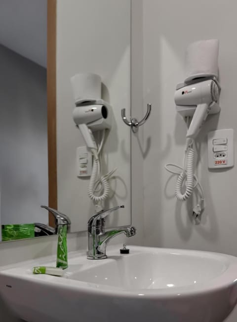 Adaptado | Bathroom | Shower, hair dryer, towels, soap