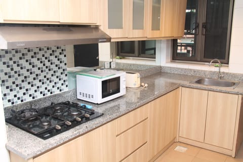 Apartment 3 Bedrooms Deluxe Suite | Private kitchen | Coffee/tea maker, electric kettle