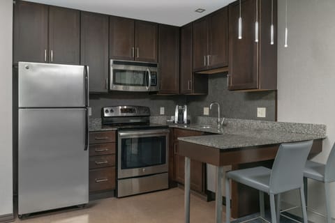 Full-size fridge, microwave, stovetop, dishwasher