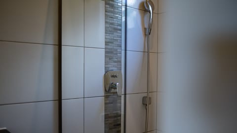 Superior Lodge | Bathroom | Shower, rainfall showerhead, free toiletries, hair dryer