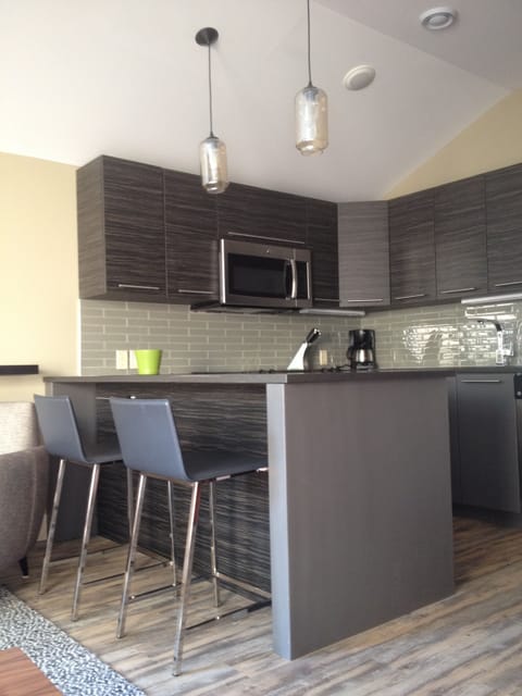 Deluxe Apartment, 1 Bedroom, Kitchen | Private kitchenette | Highchair