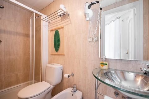 Deluxe Room | Bathroom | Shower, free toiletries, hair dryer, bidet