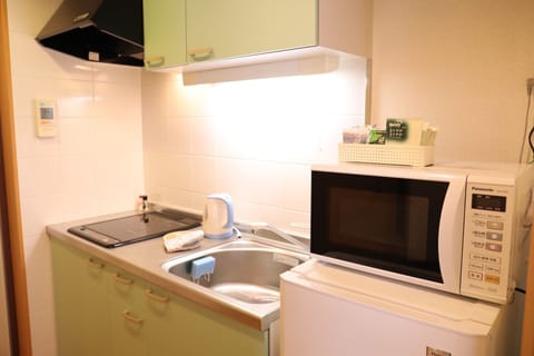 Apartment, Non Smoking (901) | Private kitchenette | Full-size fridge, microwave, stovetop, electric kettle