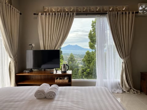 Deluxe Mountain View | Desk, free WiFi, bed sheets