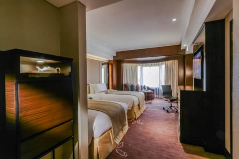 Premier Twin Room, Non Smoking | Premium bedding, minibar, in-room safe, laptop workspace