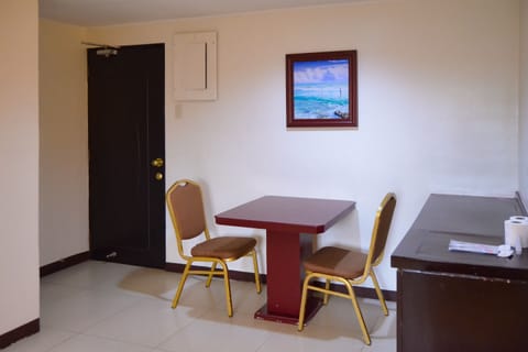 Deluxe Double Room | Living area | 32-inch flat-screen TV with cable channels, TV