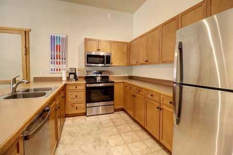 Condo, 1 Bedroom | Private kitchen | Fridge, microwave, oven, coffee/tea maker