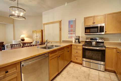 Condo, 1 Bedroom | Private kitchen | Fridge, microwave, oven, coffee/tea maker