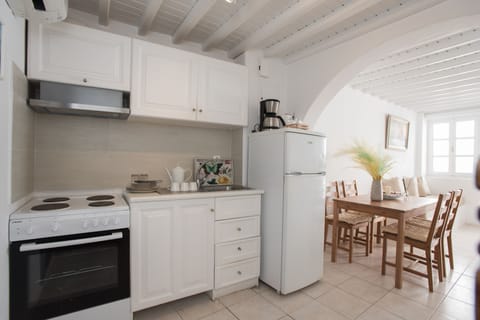 Deluxe Duplex (2) | Private kitchen | Fridge, oven, electric kettle, cookware/dishes/utensils