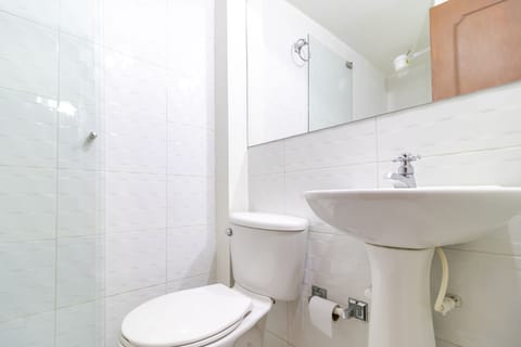 Economy Single Room | Bathroom | Shower, free toiletries, towels, soap