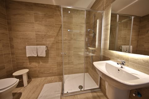 Combined shower/tub, hair dryer, towels