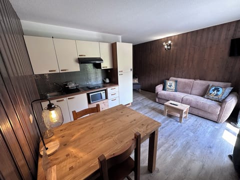 Desk, soundproofing, iron/ironing board, bed sheets