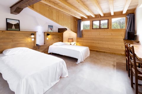 Economy Twin Room | Desk, soundproofing, iron/ironing board, bed sheets