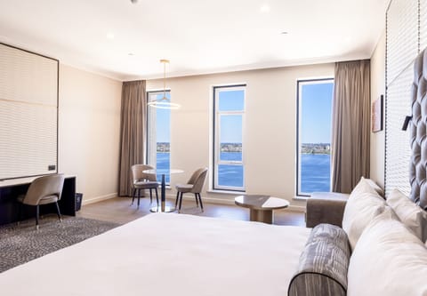 Club King River View | In-room safe, desk, blackout drapes, soundproofing