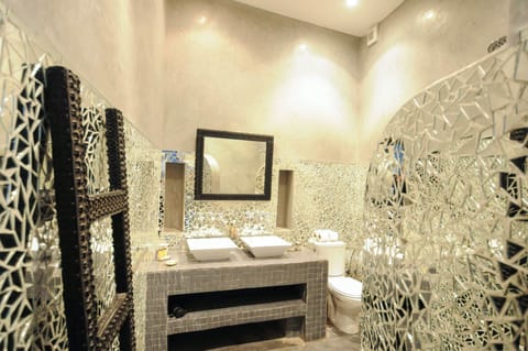 Superior Double or Twin Room | Bathroom | Shower, free toiletries, hair dryer, bathrobes