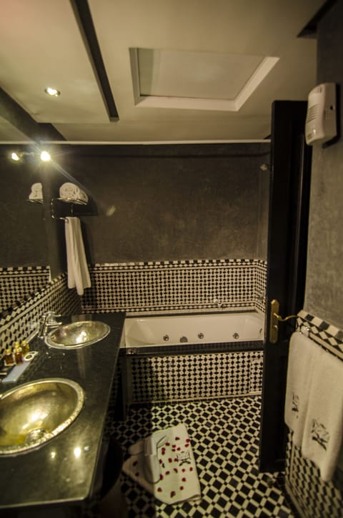 Senior Suite | Bathroom | Combined shower/tub, deep soaking tub, hair dryer, bidet