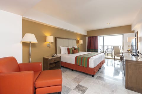 Junior Room, Balcony, Partial Ocean View | Minibar, in-room safe, WiFi