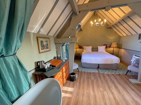 Deluxe Double Room, Ensuite, Garden View | Interior
