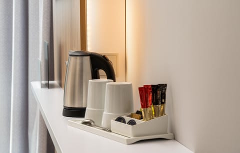 Hypo-allergenic bedding, in-room safe, desk, laptop workspace