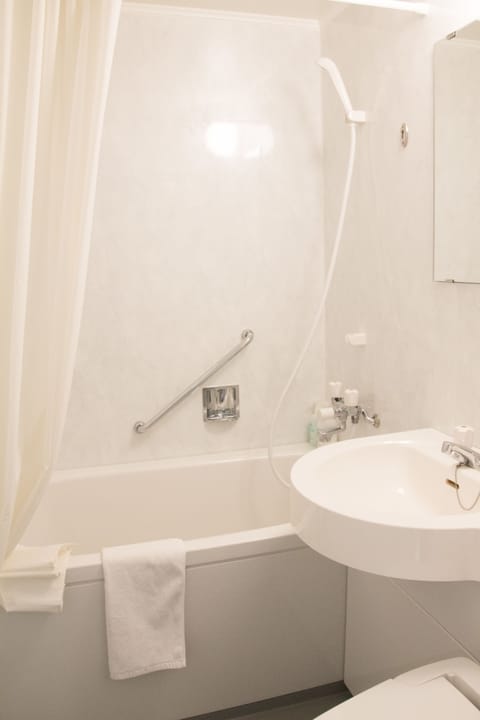 Triple Room, Non Smoking | Bathroom | Combined shower/tub, deep soaking tub, free toiletries, hair dryer