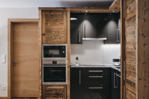 Vier Zimmer Apartment Superior I | Private kitchen | Fridge, cookware/dishes/utensils