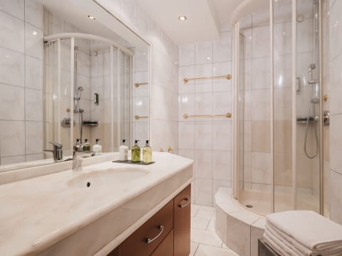 Suite | Bathroom | Free toiletries, hair dryer, bathrobes, slippers