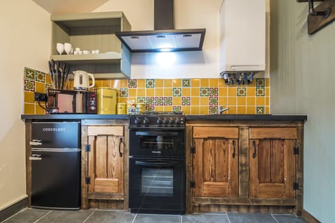 Cottage (1 Bedroom) | Private kitchen | Fridge, microwave, oven, stovetop