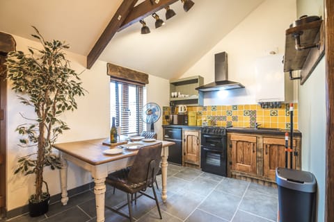 Cottage (1 Bedroom) | Private kitchen | Fridge, microwave, oven, stovetop