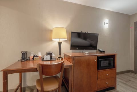 Laptop workspace, blackout drapes, iron/ironing board, free WiFi