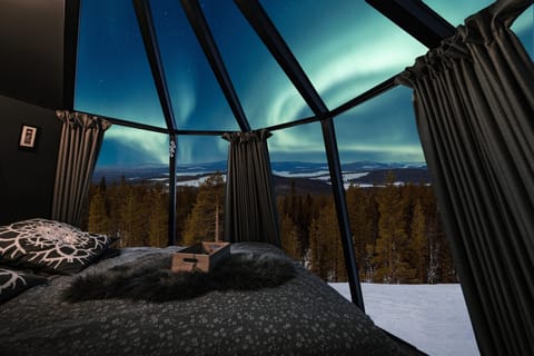 Mountain Glass Room (No in-room shower) | Hypo-allergenic bedding, pillowtop beds, individually decorated, desk