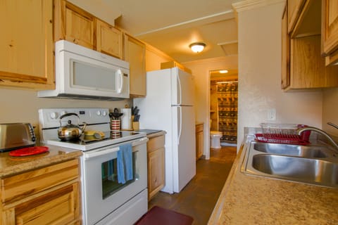 Deluxe Apartment | Private kitchen | Microwave, coffee/tea maker, paper towels