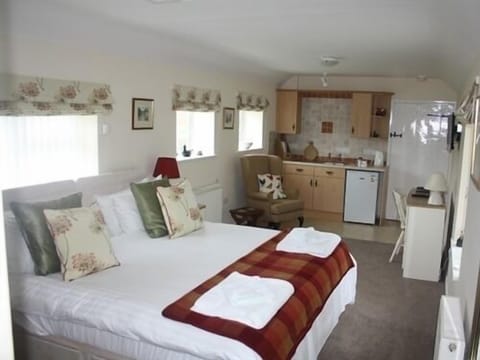 Double Room, Ensuite, Ground Floor | Iron/ironing board, cribs/infant beds, free WiFi, bed sheets