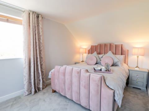 Cottage | 3 bedrooms, individually decorated, individually furnished, free WiFi