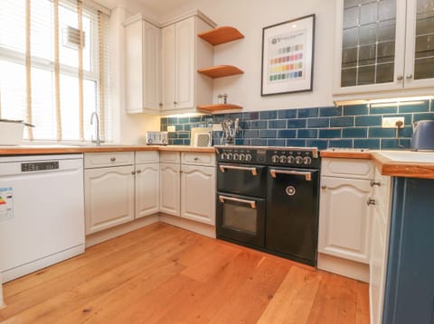 Cottage | Private kitchen | Fridge, dishwasher, cookware/dishes/utensils