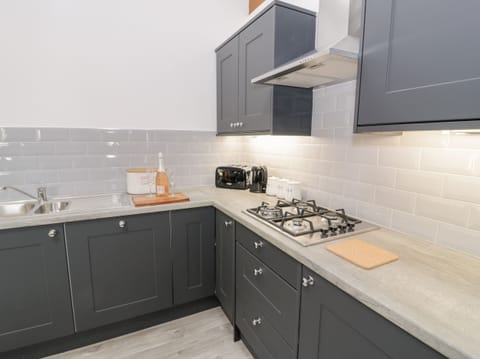 Cottage | Private kitchen | Fridge, dishwasher, electric kettle, toaster