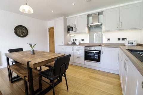 Cottage | Private kitchen | Dishwasher, cookware/dishes/utensils